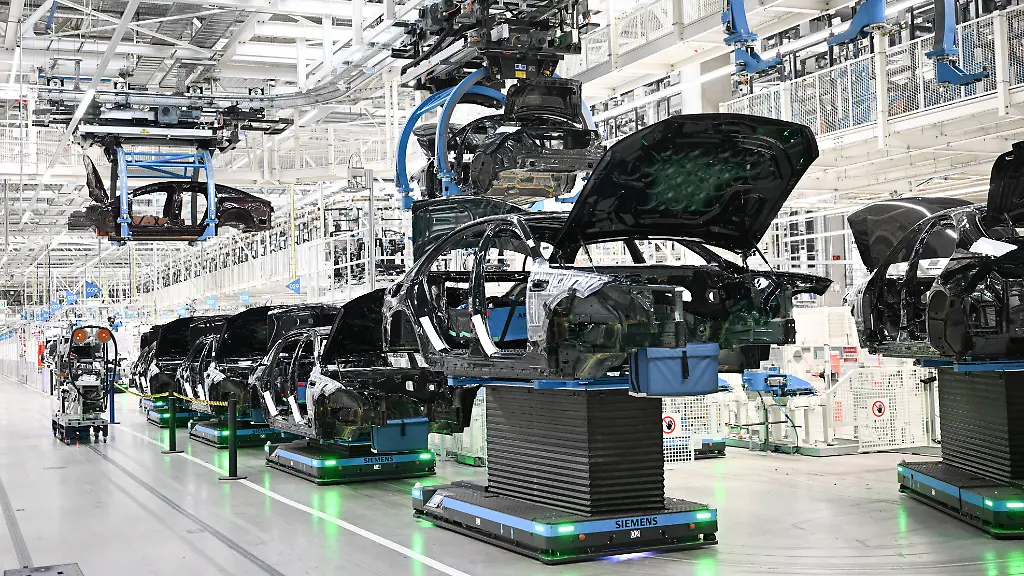 Karrosserien-fuer-Mercedes-Benz-Fahrzeuge-der-Luxusklasse-werden-im-Werk-Sindelfingen-in-der-Factory-65-am-Band-transportiert