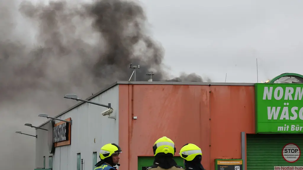 Zwei-Tage-nach-einem-Grossbrand-in-einer-Waschstrasse-in-Gera-sind-die-Brandermittlungen-abgeschlossen