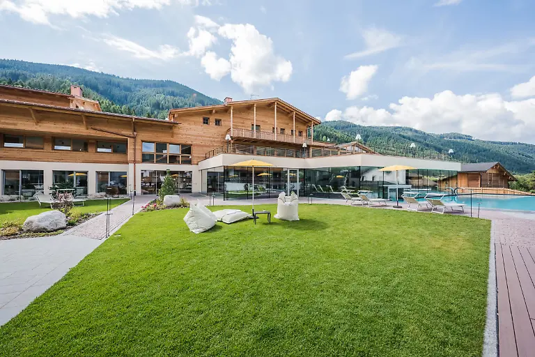 Außenansicht_AlpineNatureHotelStoll_Gsies