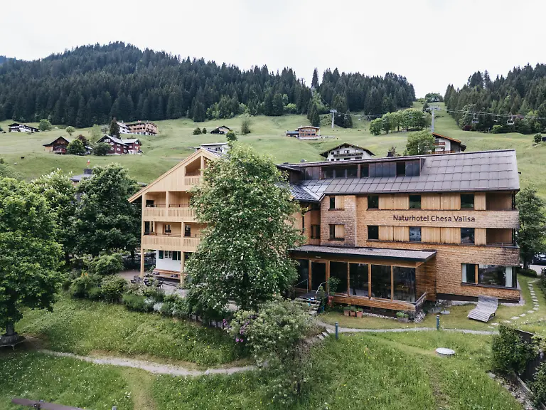 Außenansicht_NaturhotelChesaValisa_Kleinwalsertal