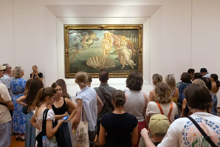 04-09-2024-Toskana-Florenz-Italien-Menschen-betrachten-in-der-Galerie-der-Uffizien-das-Gemaelde-Geburt-der-Venus-von-Sandro-Botticelli-00S240904D187CARO