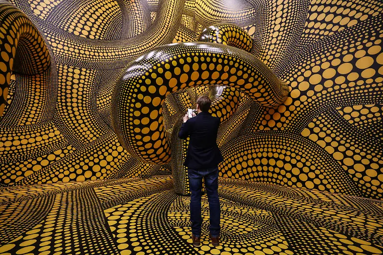 Ein-Mann-fotografiert-die-Installation-Hope-Polka-Dots-von-Yayoi-Kusama-Die-Ausstellung-mit-Werken-der-japanischen-Kuenstlerin-Yayoi-Kusama-ist-vom-14-Maerz-2-August-2026-im-Museum-Ludwig-zu-sehen-Yayoi-Kusamas-Kunst-ist-jetzt-im-Museum-Ludwig-zu-sehen-zu-dpa-Schon-100