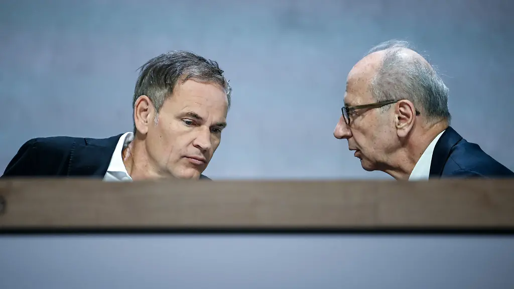Oliver-Blume-Vorstandsvorsitzender-der-Porsche-AG-und-Hans-Dieter-Poetsch-Vorsitzender-des-Vorstands-der-Volkswagen-Dachgesellschaft-Porsche-SE-der-Volkswagen-AG-bei-der-Vollversammlung-der-Volkswagen-AG-Hauptversammlung-2023