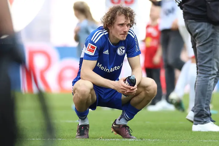 Fussball-1-Bundesliga-34-Spieltag-RB-Leipzig-FC-Schalke-04-am-27-05-2023-in-der-Red-Bull-Arena-in-Leipzig-Alex-Kral-Schalke-enttaeuscht-nach-dem-Abstieg-Spielende-DFL-regulations-prohibit-any-use-of-photographs-as-image-sequences-and-or-quasi-video