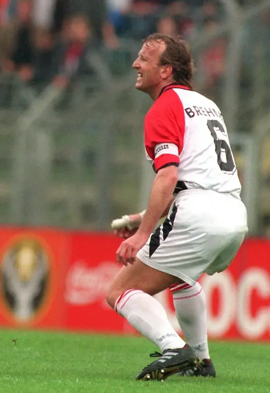 Kaiserslauterns-Abwehrspieler-und-Kapitaen-Andreas-Brehme-ist-am-18-05-1996-im-Leverkusener-Ulrich-Haberland-Stadion-im-Fussball-Bundesligaspiel-der-34-und-letzten-Runde-gegen-den-1-FC-Kaiserslautern-in-Aktion-Das-Ende-faellt-bitter-aus-Die-Lauterer-mit-Brehme-erreichen-nach-einer-1-0-Fuehrung-nur-ein-1-1-und-muessen-absteigen-Bayer-Leverkusen-entgeht-mit-diesem-Ergebnis-dem-Abstieg