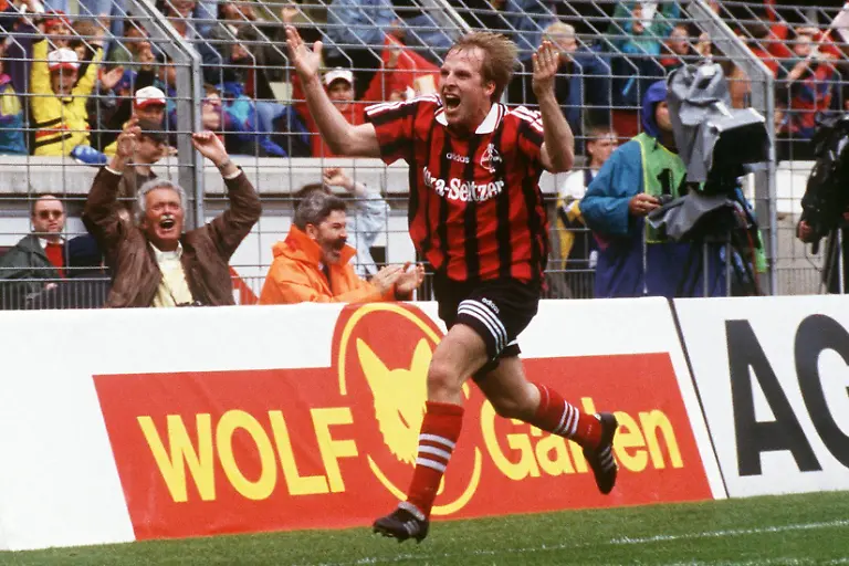 Bildnummer-01212045-Datum-18-05-1996-Copyright-imago-Sven-Simon-Markus-Muench-Leverkusen-schreibt-mit-seinem-Treffer-in-der-82-Minute-Bundesligageschichte-er-sichert-seinem-Team-den-Klassenerhalt-und-schickt-den-Gegner-eine-Etage-tiefer-Marcus-quer-Jubel-jubeln-Torjubel-Schrei-schreien-Jubelschrei-Freudenschrei-Emotionen-Bundesligahistorie-Historie-historische-Momente-Geschichte-Fussballgeschichte-Fussballhistorie-Rettung-Saison-1995-1996-1-FC-Kaiserslautern-Bayer-04-Leverkusen-1-1-Bundesligageschichte-Vdig-Kaiserslautern-Tor-Treffer-Bundesligageschichte-Freude-Begeisterung-Fussball-1