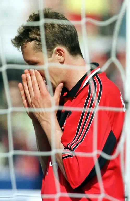 ARCHIV-Fassungslos-betrauert-Nuernbergs-Frank-Baumann-am-29-05-1999-im-Nuernberger-Frankenstadion-den-Abstieg-des-1-FC-Nuernberg-aus-der-Ersten-Fussball-Bundesliga-Der-SC-Freiburg-schlug-den-1-FC-Nuernberg-mit-0-2-Toren-Foto-Claus-Felix-dpa-zu-dpa-Meldung-Nuernbergs-letzte-Chance-ohne-Schaefer-Hoffenheim-macht-Mut-vom-09-05