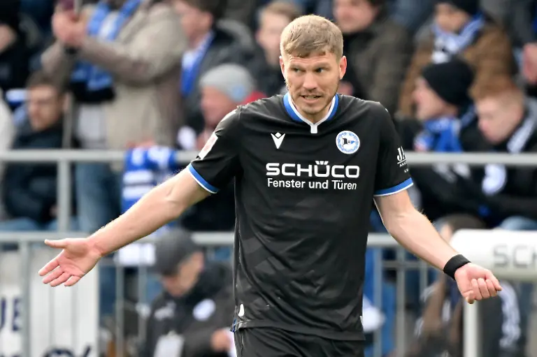 Bielefeld-Schueco-Arena-02-04-22-GER-Herren-1-Bundesliga-Saison-2021-2022-DSC-Arminia-Bielefeld-VfB-Stuttgart-Bild-Fabian-Klos-Bielefeld-Nur-fuer-journalistische-Zwecke-Only-for-editorial-use-Gemaess-den-Vorgaben-der-DFL-Deutsche-Fussball-Liga-ist-es-untersagt-in-dem-Stadion-und-oder-vom-Spiel-angefertigte-Fotoaufnahmen-in-Form-von-Sequenzbildern-und-oder-videoaehnlichen-Fotostrecken-zu-verwerten-bzw-verwerten-zu-lassen-DFL-regulations-prohibit-any-use-of-photographs-as-image-sequences-and-or-quasi-video