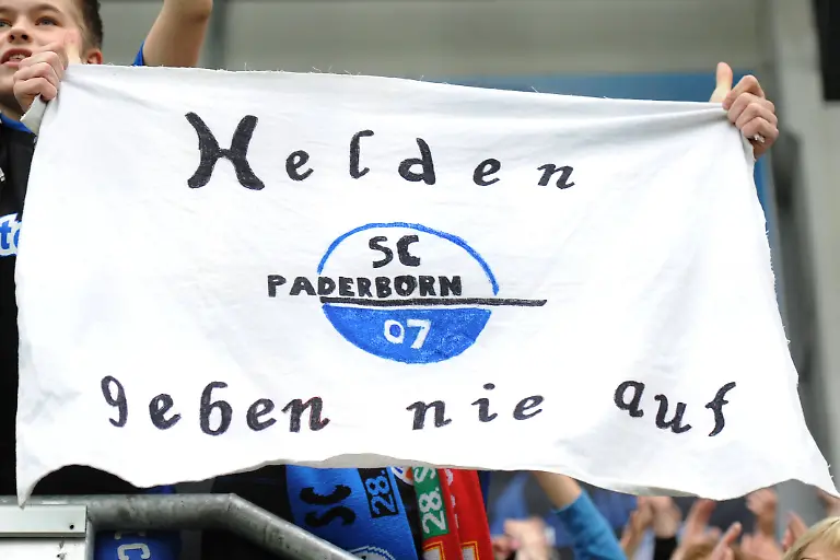 Paderborn-Deutschland-23-Mai-2015-1-Bundesliga-14-15-SC-Paderborn-07-vs-VfB-Stuttgart-Ein-Fan-mit-ein-Plakat-mit-der-Aufschrift-Halden-geben-nie-auf
