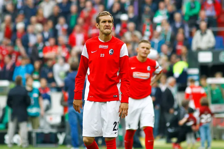 Enttaeuscht-nach-dem-Spiel-Julian-Schuster-SC-Freiburg-1-Fussball-Bundesliga-Punktspiel-Saison-2014-2015-Hannover-96-vs-SC-Freiburg-in-der-HDI-Arena-in-Hannover-Aktion-Deutschland-Fussball-Mann-Maenner-23-05