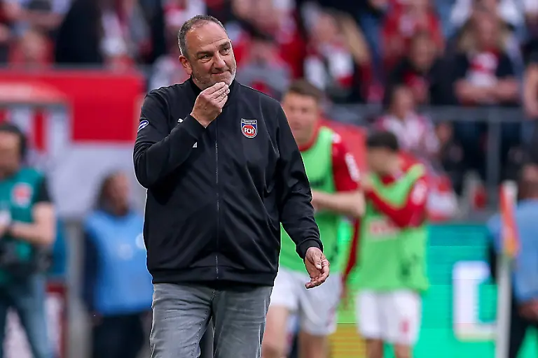 10-05-2026-Fussball-1-FC-Koeln-1-FC-Heidenheim-1-Fussball-Bundesliga-Herren-33-Spieltag-RheinEnergie-STADION-Saison-2025-2026-Cheftrainer-Frank-Schmidt-FC-Heidenheim-gestikulierend-am-Spielfeldrand-DFB-regulations-prohibit-any-use-of-photographs-as-image-sequences-and-or-quasi-video