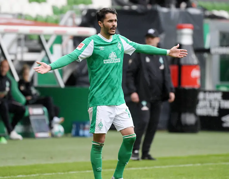Leonardo-Bittencourt-Werder-Bremen-hinten-Trainer-Thomas-Schaaf-Werder-Bremen-22-05-2021-Fussball-GER-Saison-2020-2021-1-Bundesliga-34-Spieltag-SV-Werder-Bremen-Borussia-Moenchengladbach-2-4-Foto-TEAM2sportphoto-DFL-regulations-prohibit-any-use-of-photographs-as-image-sequences-and-or-quasi-video