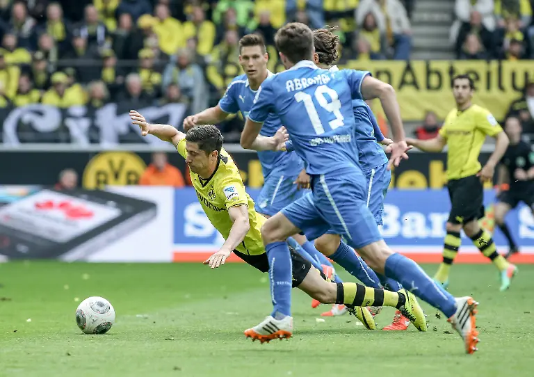 Robert-Lewandowski-Dortmund-kommt-im-Strafraum-zu-Fall-der-erhoffte-Elfmeter-bleibt-aus-beim-Spiel-Borussia-Dortmund-vs-TSG-1899-Hoffenheim-1-Bundesliga-Fussball-05-05