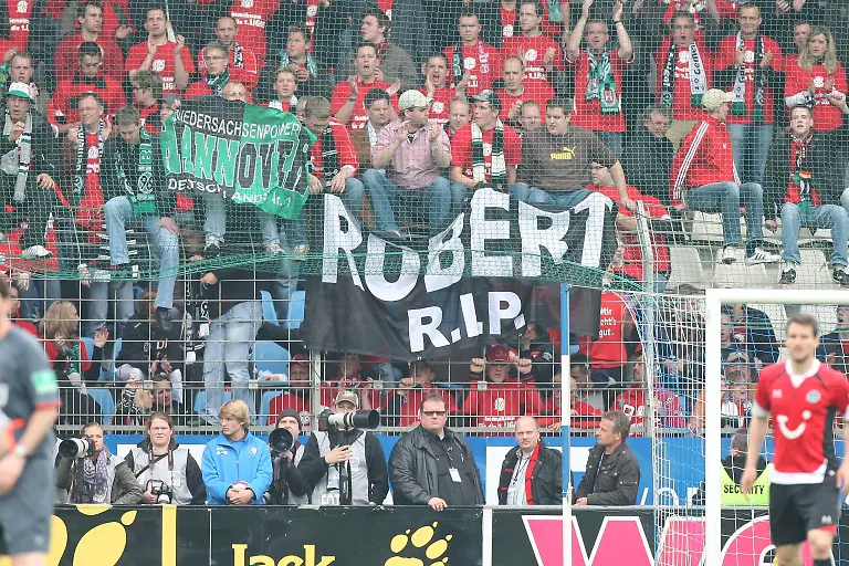 Bildnummer-05938544-Datum-08-05-2010-Copyright-imago-Fishing-4-Fussball-Bundesliga-BL-09-10-08-05-2010-Hannover-96-Fans-trauern-um-den-verstorbenen-Robert-Enke-Herren-Fussball-GER-1