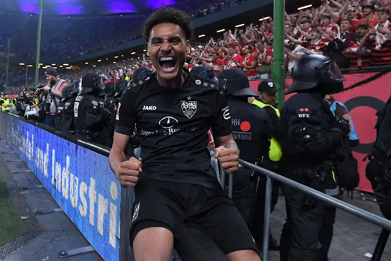 Fussball-1-Bundesliga-Relegation-Rueckspiel-Hamburger-SV-VfB-Stuttgart-am-05-06-2023-im-Volksparkstadion-in-Hamburg-Enzo-Millot-Stuttgart-jubelt-nach-dem-Spielende-DFL-regulations-prohibit-any-use-of-photographs-as-image-sequences-and-or-quasi-video