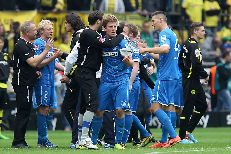 Dortmund-Deutschland-18-Mai-2013-1-Bundesliga12-13-34-Spieltag-Borussia-Dortmund-vs-1899-Hoffenheim-Mannschaft-u-Betreuer-v-Hoffenheim-freuen-sich-ueber-den-Nichtabstieg-Signal-Iduna-Park-Nordrhein-Westfalen-Dortmund-Germany-18-May-2013-1-Bundesliga12-13-34-Matchday-Borussia-Dortmund-vs-1899-Hoffenheim-Mannschaft-u-Betreuer-v-Hoffenheim-freuen-ueber-den-Nichtabstieg-Signal-Iduna-Park-Nordrhein-Westfalen