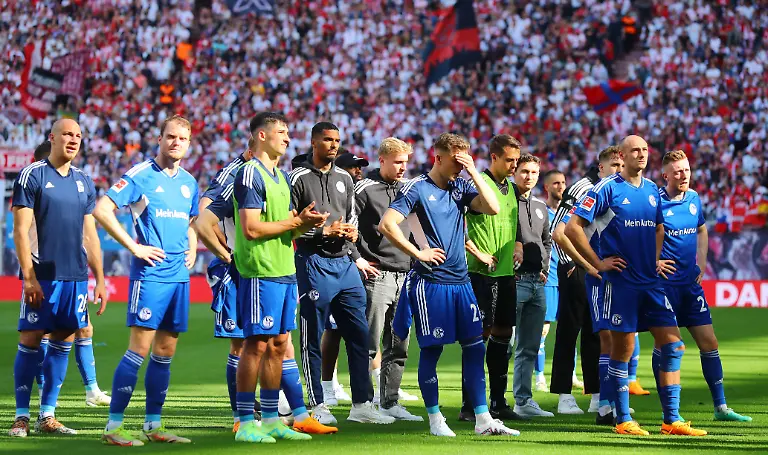 RB-Leipzig-Schalke-04-Bundesliga-Leipzig-E27-05-2023-Red-Bull-Arena-Fussball-Bundesliga-Spieltag-34-ERB-LEIPZIG-vs-FC-SCHALKE-04-4-2-2-0-Enttaeuschte-Schalke-Spieler-Abstieg-aus-der-Bundesliga-Im-Bild-mi-Tim-Starke-20-Schalke-Fotos-PICTURE-POINT-Roger-Petzsche-E-Nur-fuer-journalistische-Zwecke-Only-for-editorial-use-DFL-regulations-prohibit-any-use-of-photographs-as-image-sequences-and-or-quasi-video-E-Veroeffentlichung-ist-honorarpflichtig-zzgl-MwSt