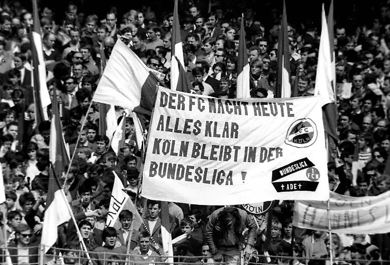 1-FC-Koeln-1-FC-Nuernberg-3-0-am-07-06-1969-Abstieg-Nuernberg-Koelner-Fans-mit-Plakat-Koeln-bleibt-in-der-Bundesliga-1