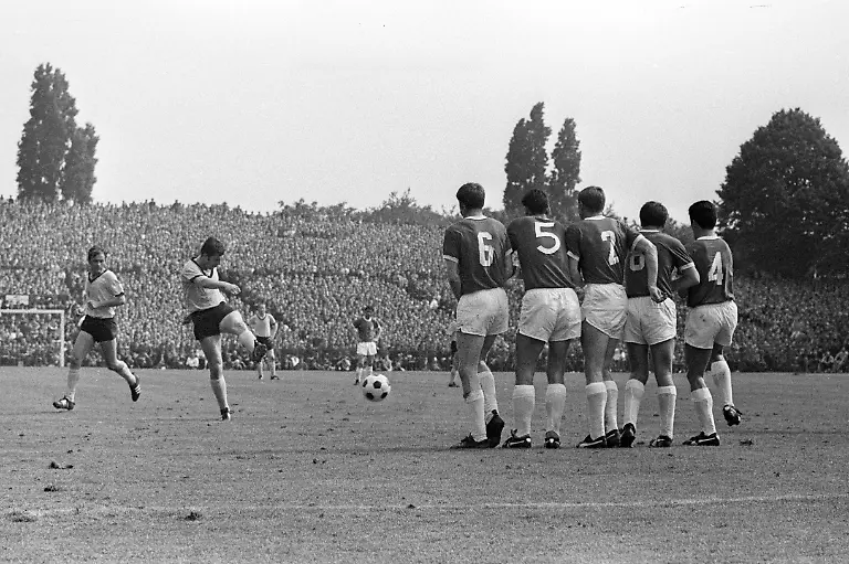 Lothar-Emmerich-BVB-Freistoss-gegen-die-Offenbacher-Mauer-BVB-Borussia-Dortmund-OFC-Kickers-Offenbach-Lothar-Emmerich-Borussia-Free-kick-against-The-Offenbacher-Wall-Borussia-Borussia-Dortmund-OFC-Kickers-Offenbach