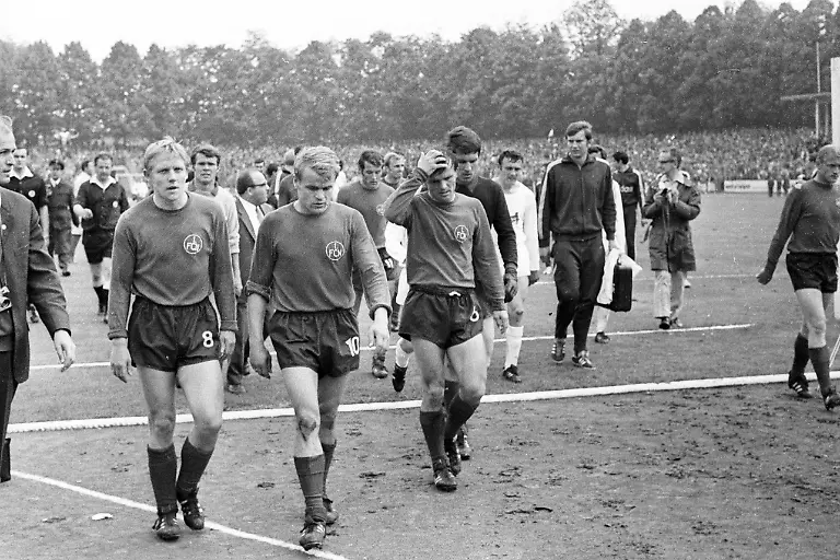 Bildnummer-08938485-Datum-07-06-1969-Copyright-imago-Ferdi-Hartung-Abgang-1-FC-Nuernberg-v-li-Hans-Kueppers-Heinz-Mueller-Klaus-Zaczyk-Torwart-Juergen-Rynio-804-sw-Fussball-BL-xcb-ydd-quer-1