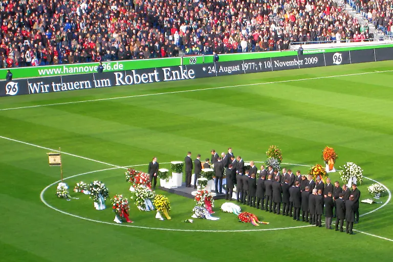 Von-der-Robert-Enke-Trauerfeier-in-der-AWD-Arena-in-Hannover-am-15-11