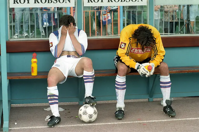 Fussball-Bundesliga-1997-1998-FC-Hansa-Rostock-vs-Karlsruher-SC-4-2-2-1-Zwei-enttaeuschter-Karlsruher-nach-dem-Spiel-Gunther-Schepens-l-und-Torwart-Simon-Jentzsch