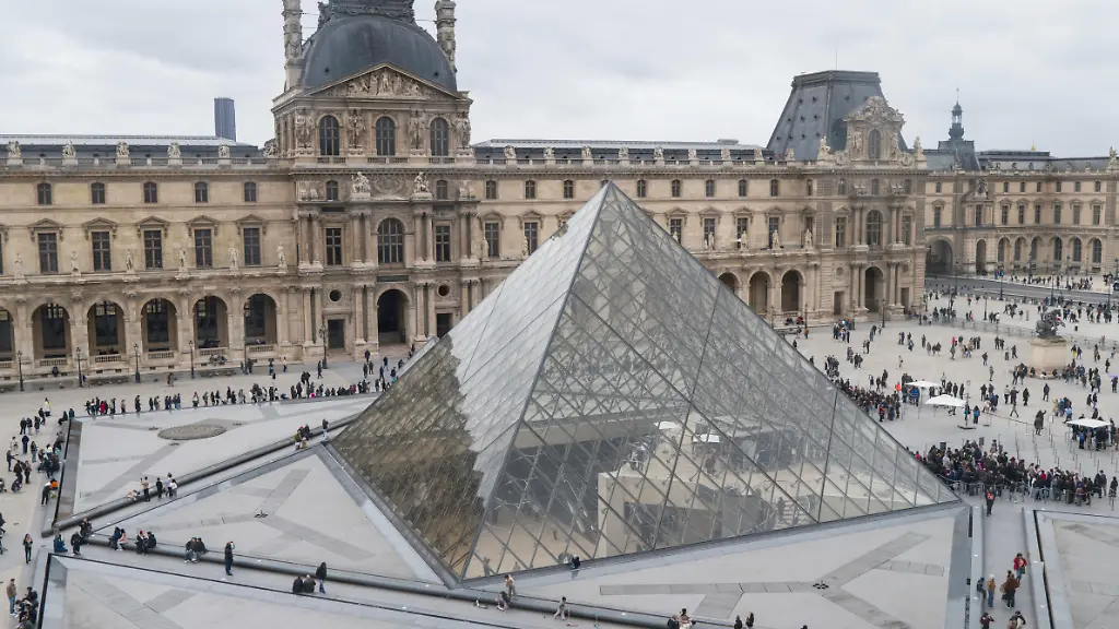 France-Paris-2026-04-03-The-entrance-to-the-museum-is-through-Leoh-Ming-Pei-s-pyramid-inaugurated-in-1989-With-9-million-visitors-the-Louvre-is-the-most-visited-museum-in-the-world-Photograph-by-Eric-Broncard-Hans-Lucas-France-Paris-2026-04-03-Lentree-du-musee-se-fait-par-la-pyramide-de-Leoh-Ming-Pei-inauguree-en-1989-Avec-ces-9-millions-de-visiteurs-le-Louvre-est-le-musee-le-plus-visite-au-monde