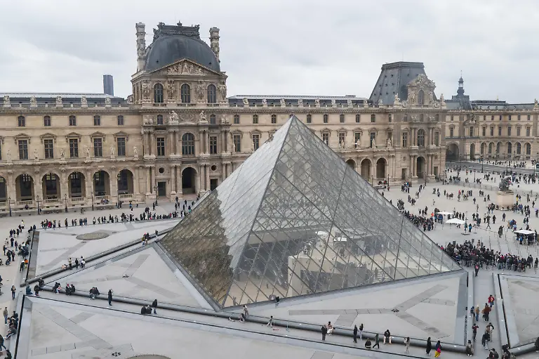 France-Paris-2026-04-03-The-entrance-to-the-museum-is-through-Leoh-Ming-Pei-s-pyramid-inaugurated-in-1989-With-9-million-visitors-the-Louvre-is-the-most-visited-museum-in-the-world-Photograph-by-Eric-Broncard-Hans-Lucas-France-Paris-2026-04-03-Lentree-du-musee-se-fait-par-la-pyramide-de-Leoh-Ming-Pei-inauguree-en-1989-Avec-ces-9-millions-de-visiteurs-le-Louvre-est-le-musee-le-plus-visite-au-monde