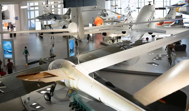 Flugzeuge-haengen-und-stehen-im-Deutschen-Museum-in-Muenchen-Sie-sind-Teil-einer-Ausstellung-zu-moderner-und-historischer-Luftfahrt