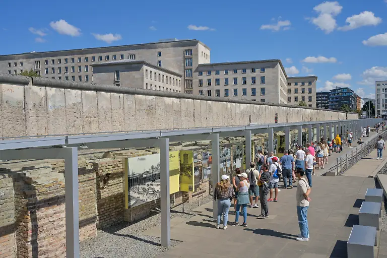 Touristen-Freiluftausstellung-Dokumentationszentrum-Topographie-des-Terrors-Niederkirchnerstrasse-Kreuzberg-Bezirk-Friedrichshain-Kreuzberg-Berlin-Deutschland