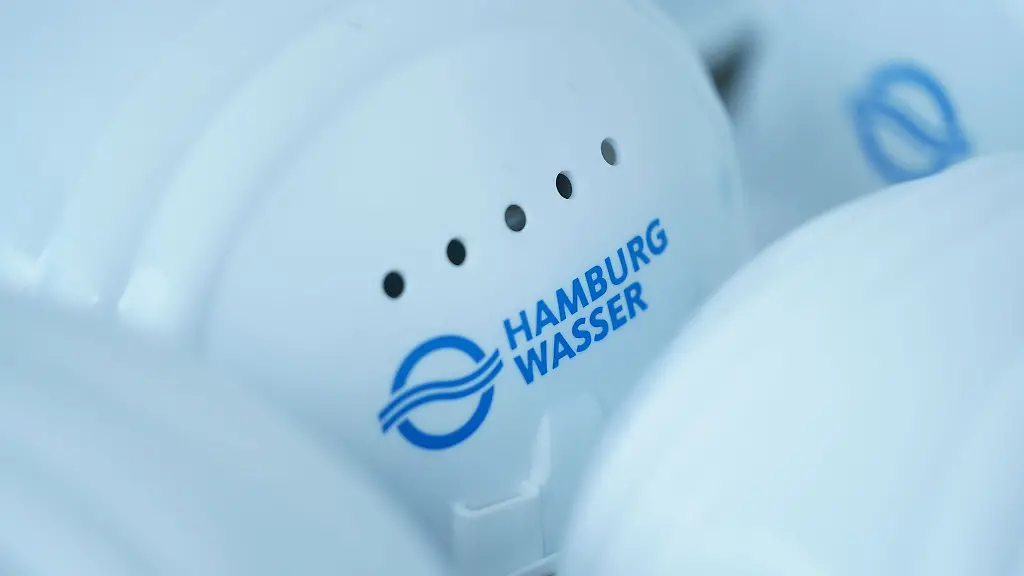 Wegen-eines-Wasserrohrbruchs-in-Hamburg-Harburg-ist-die-B73-voll-gesperrt-worden