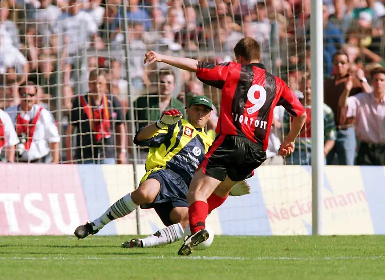 Jan-Aage-Fjoertoft-vorn-Frankfurt-gegen-Torwart-Andreas-Reinke-Lautern-Jan-Aage-Fjoertoft-front-Frankfurt-against-Goalkeeper-Andreas-Reinke-Lautern