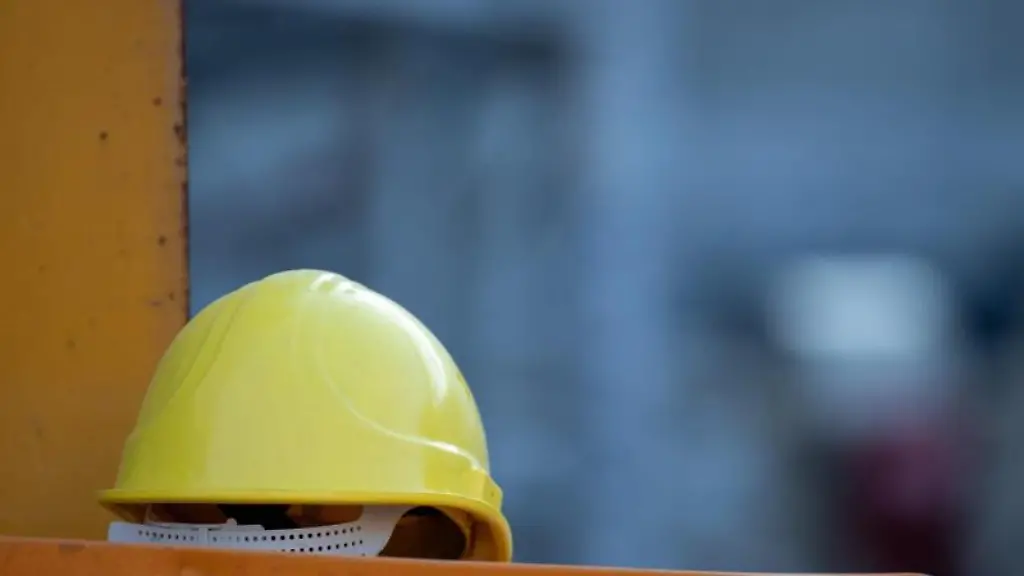 Ein-Helm-liegt-auf-einer-Baustelle