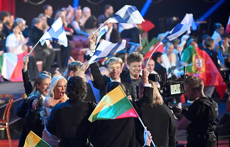 WIEN-OeSTERRIKE-20260512-Linda-Lampenius-och-Pete-Parkkonen-som-representerar-Finland-med-bidraget-Liekinheitin-firar-att-de-gar-vidare-till-finalen-efter-semifinal-1-i-den-70-e-upplagan-av-Eurovision-Song-Contest-ESC-i-Wiener-Stadthalle-i-Wien-Oesterrike-tisdag-12-maj-2026