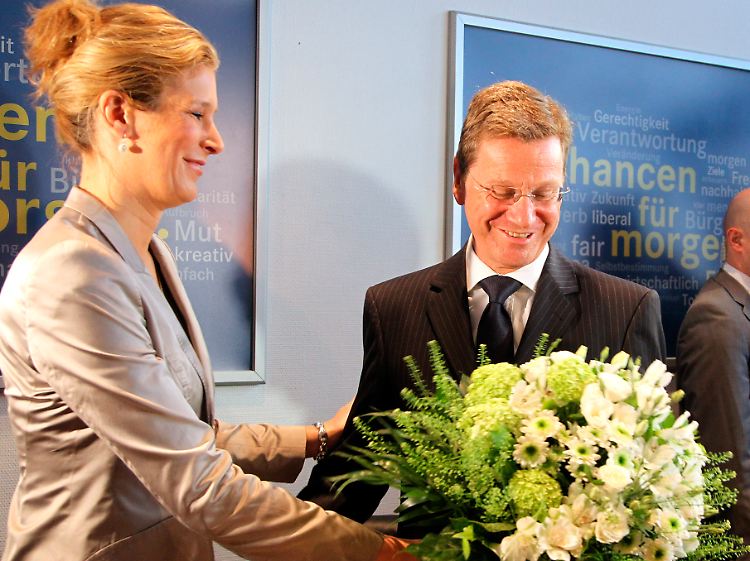 Koch-Mehrin gilt als Westerwelle-Entdeckung. Zur FDP-Präsidiumssitzung am 4. April tröstete sie den Noch-Parteichef mit Blumen.