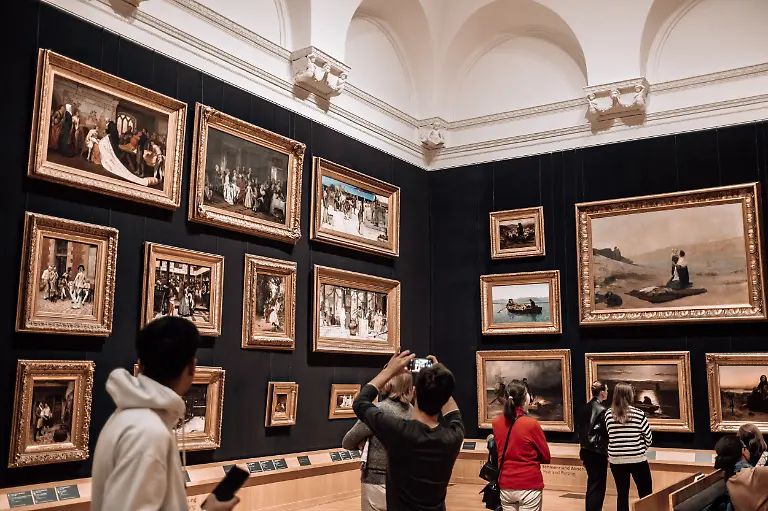 Visitors-admiring-classic-paintings-in-a-modern-art-gallery