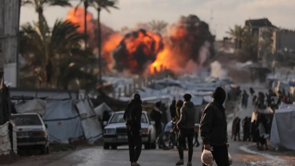 Rauch-und-Flammen-steigen-nach-einem-israelischen-Militaerschlag-auf-ein-Ziel-in-Deir-al-Balah-im-zentralen-Gazastreifen-auf