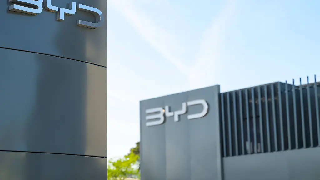 BYD-Showroom-Sales-Europe-The-BYD-logo-is-seen-at-the-dealership-and-showroom-BYD-builds-its-first-European-passenger-car-factory-in-Szeged-Hungary-which-underlines-its-commitment-to-the-European-market-This-factory-produces-vehicles-for-the-European-market-Taken-in-Ghent-Belgium-on-April-6-2025-Ghent-Belgium-PUBLICATIONxNOTxINxFRA-Copyright-xJonathanxRaax-originalFilename-raa-bydshowr250406-npWFv