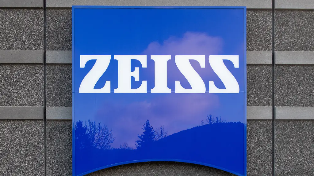 Am-Werk-der-Zeiss-Meditec-AG-haengt-das-Firmenlogo-von-Zeiss
