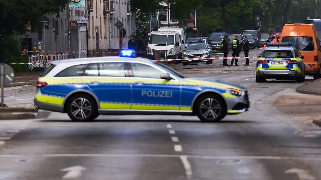 Die-Buxtehuder-Strasse-als-B73-eine-der-wichtigsten-Verkehrsachsen-in-Harburg-musste-wegen-eines-Wasserrohrbruchs-voll-gesperrt-werden