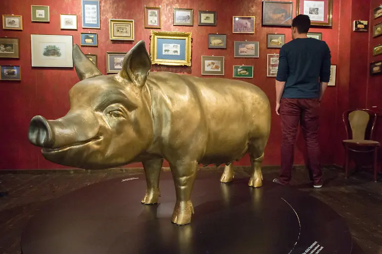 Ein-goldlackiertes-Schweinemodell-steht-am-13-05-2015-im-Schweinemuseum-in-Stuttgart-Baden-Wuerttemberg-Das-Stuttgarter-Schweinemuseum-zeigt-nach-eigenen-Angaben-mehr-als-50-000-Gluecksschweine-Sparschweine-und-Kuschelschweine-Foto-Wolfram-Kastl-dpa-zu-dpa-Berichterstattung-ueber-den-internationalen-Museumstag-vom-15-05-2015-zu-dpa-Fingerhuete-und-Gluecksschweinchen-Skurrile-Museen-im-Suedwesten-vom-15-05