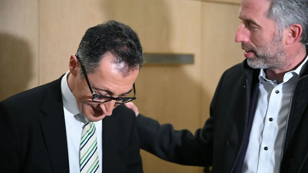 Der-Tuebinger-OB-springt-dem-neuen-Ministerpraesidenten-Cem-Oezdemir-oeffentlich-bei