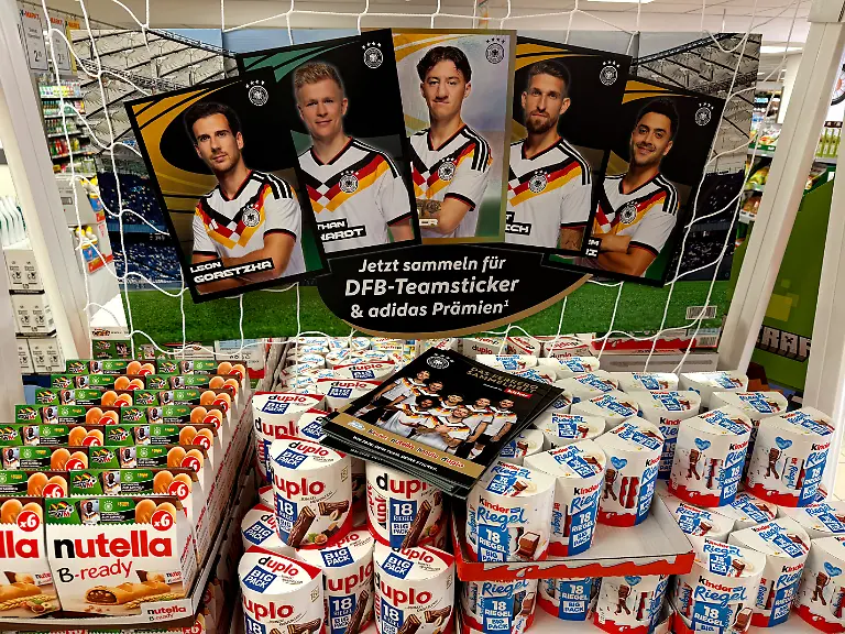 09-05-2026-Einzelhandel-ein-Laden-in-Bad-Woerishofen-Bayern-bietet-Sammelhefte-und-Sammelbilder-von-Duplo-und-Nutella-Ferrero-zur-Fussball-WM-2026-in-den-USA-an