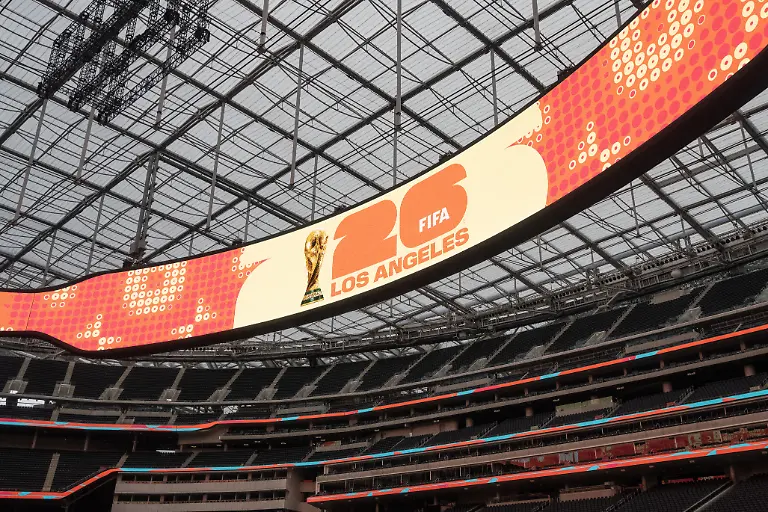Fussball-Das-Logo-der-FIFA-Fussball-Weltmeisterschaft-2026-Los-Angeles-wird-waehrend-einer-Medienveranstaltung-fuer-die-bevorstehende-FIFA-Fussball-Weltmeisterschaft-im-SoFi-Stadion-in-Inglewood-Kalifornien-gezeigt-Die-Arena-ist-eine-Spielstaette-Los-Angeles-bei-der-Fussball-WM-2026