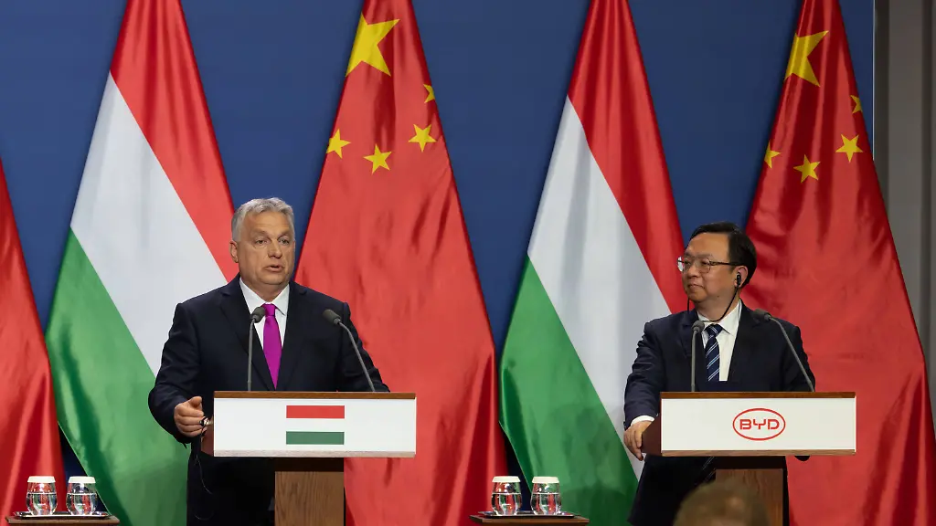 250515-BUDAPEST-May-15-2025-Hungarian-Prime-Minister-Viktor-Orban-L-and-BYD-s-Chairman-and-CEO-Wang-Chuanfu-attend-a-press-conference-in-Budapest-Hungary-on-May-15-2025-Chinese-investments-have-become-an-indispensable-engine-of-Hungary-s-economic-growth-Hungarian-Prime-Minister-Viktor-Orban-said-on-Thursday-Orban-made-the-remarks-here-at-a-press-conference-announcing-Chinese-leading-electric-vehicle-manufacturer-BYD-s-decision-to-base-its-European-business-headquarters-and-a-new-research-and-development-center-in-Budapest