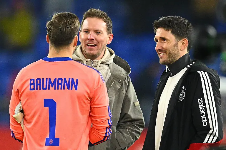 Fussball-Maenner-Laenderspiele-Schweiz-Deutschland-St-Jakob-Park-Bundestrainer-Julian-Nagelsmann-Deutschland-spricht-mit-Torwart-Oliver-Baumann-Deutschland-neben-Benjamin-Glueck-Assistenztrainer-r-Deutschland-nach-dem-Abpfiff