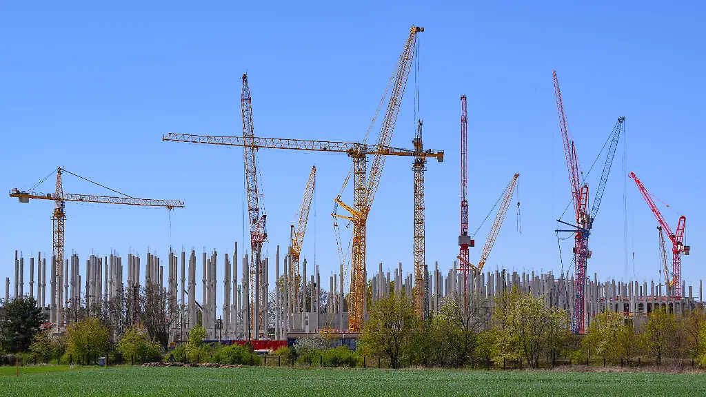 Mehrere-Kraene-stehen-auf-der-grossen-Baustelle-fuer-ein-Rechenzentrum-der-Schwarz-Gruppe-Die-Schwarz-Gruppe-Mutter-von-Lidl-und-Kaufland-investiert-hier-am-Rande-des-Spreewaldes-11-Milliarden-Euro-in-ein-neues-Rechenzentrum-Im-November-2025-fand-die-Grundsteinlegung-statt-Zweieinhalb-Milliarden-fliessen-in-den-Bau-der-Rest-in-IT-Infrastruktur-staatliche-Foerderung-gibt-es-nicht-Bis-Ende-2027-entsteht-das-Schwarz-Digits-Datacenter-betrieben-mit-Strom-aus-erneuerbaren-Energien-und-geplant-fuer-rund-200-Megawatt-sowie-bis-zu-100-000-KI-Spezialchips-Die-Abwaerme-wird-ins-Fernwaermenetz-eingespeist