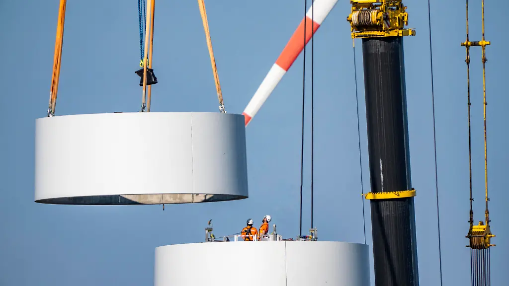 Baustelle-des-neuen-Windpark-Bedburg-3-auf-rekultiviertem-TagebaugelA-nde-9-Windkraftwerke-mit-einer-Leistung-von-60-Megawatt-werden-neu-gebaut-Montage-des-Turms-des-Windrads-betrieben-von-RWE-und-der-Stadt-Bedburg-NRW-Deutschland