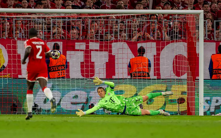 06-05-2026-Fussball-UEFA-Championsleague-2025-2026-Halbfinale-Rueckpiel-FC-Bayern-Muenchen-Paris-St-Germain-in-der-Allianz-Arena-Muenchen-Torwart-Manuel-Neuer-FC-Bayern-Muenchen-hechtet-Waehrend-des-Spieles-duerfen-laut-DFL-Richtlinien-nur-max-15-Bilder-im-Internet-verwendet-werden-Ausgenommen-Bilddatenbanken