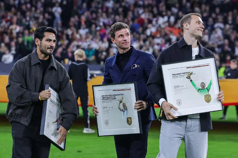 Fussball-UEFA-Nations-League-Deutschland-Niederlande-am-14-10-2024-in-der-Allianz-Arena-in-Muenchen-Ilkay-Guendogan-links-Thomas-Mueller-mitte-Manuel-Neuer-rechts-werden-aus-der-Nationalmannschaft-verabschiedet-DFB-regulations-prohibit-any-use-of-photographs-as-image-sequences-and-or-quasi-video